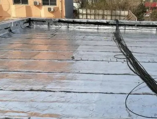 盐城卫生间漏水维修公司分享下盐城屋面楼顶防水刚性防水层施工要点。